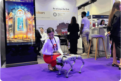 Gerai syarikat dan anjing-robot di EKSPO iFX Dubai 2025